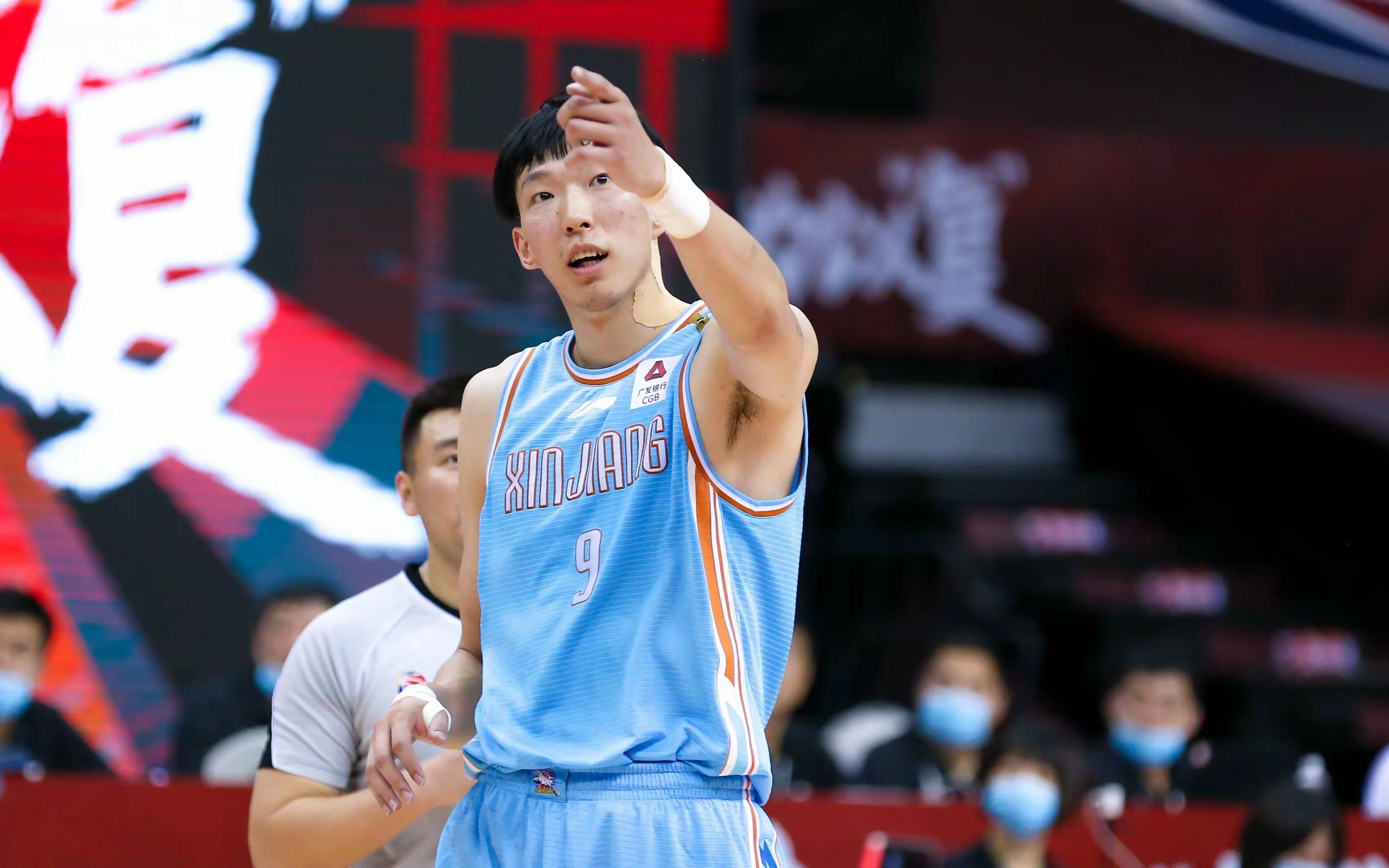 猛龙横扫广东队，周琦刷新纪录